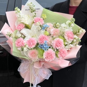 百合藏诗意，康乃馨绣春光=妈妈的笑容